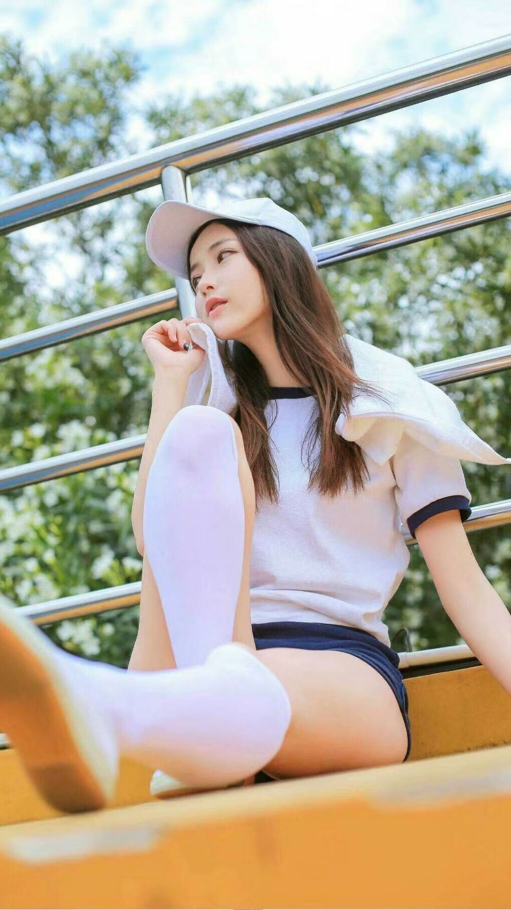 爱游戏在线-银色闪电撕裂王朝铁幕，阿隆索最后一圈绝杀红牛，刷新F1史上最年长夺冠纪录