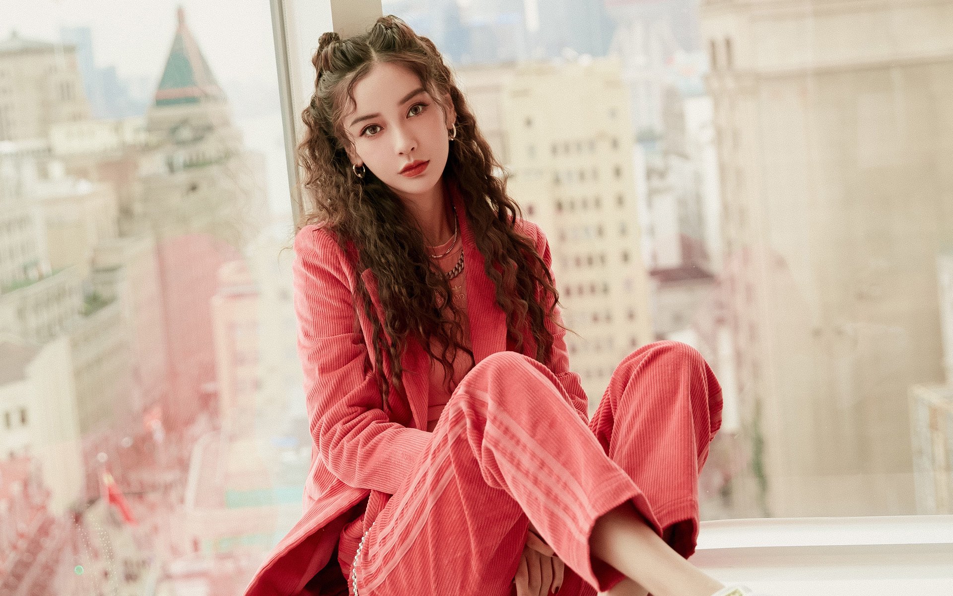 爱游戏入口-双线叙事下的F1迷局，迈凯伦极限搏杀险胜，维斯塔潘影子指挥带队登顶