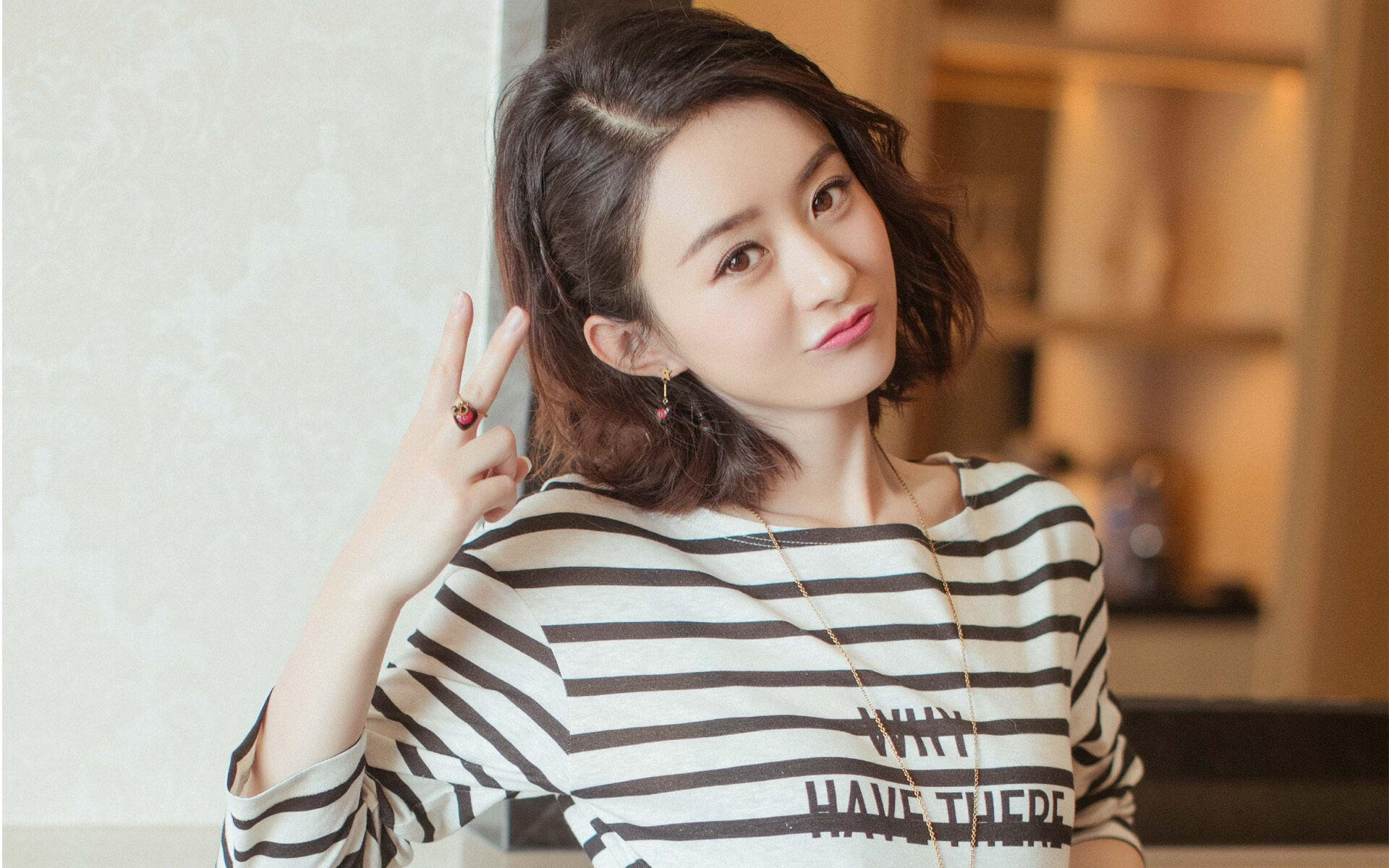 戈麦斯如天鹅般优雅，街道赛之夜的不朽独舞