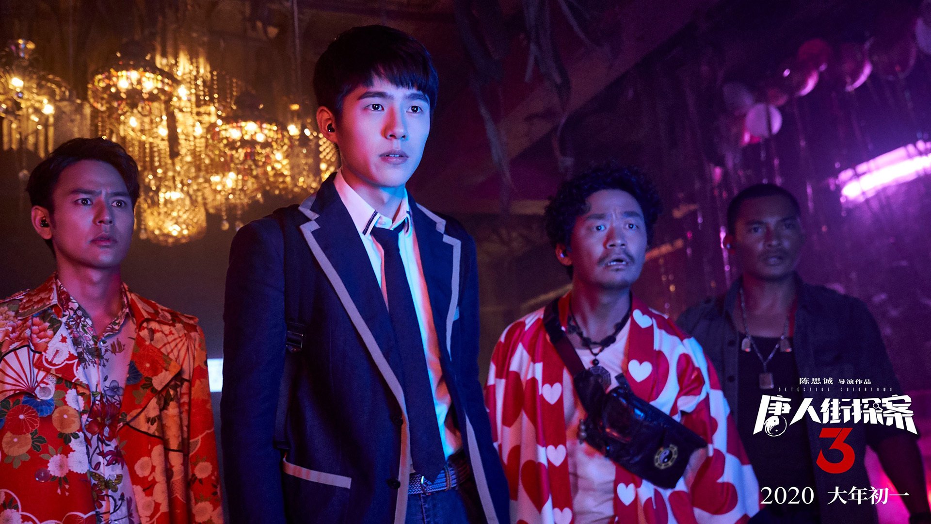 我将基于这个理解,进行创造性构思,将这两个元素巧妙地融合进一篇文章中,突出唯一性—即一位巨星在另一块场地上的耀眼表演,与一支球队爆冷创造历史,在同一足球之夜遥相呼应,共同定义了足球的魅力